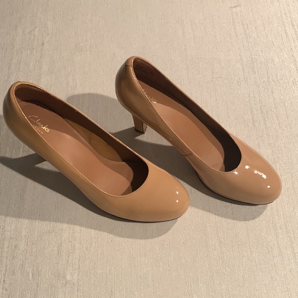 Clarks Nude Tan Color Pumps Gorgeous Slip On Style Size 11 Gently Used - Picture 7 of 15